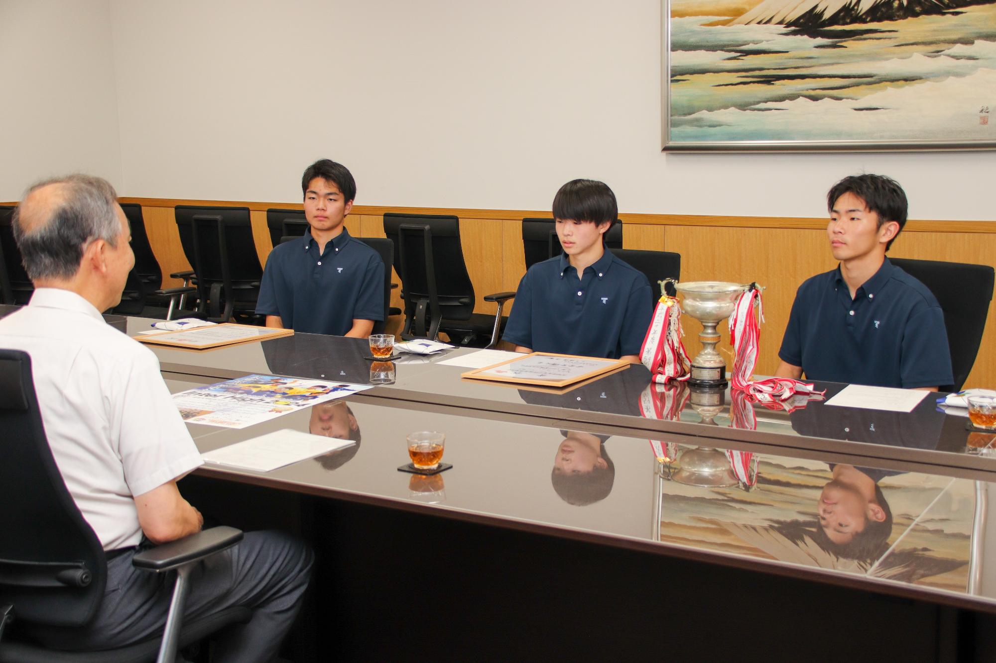 選手3人と大内副市長の対談の様子