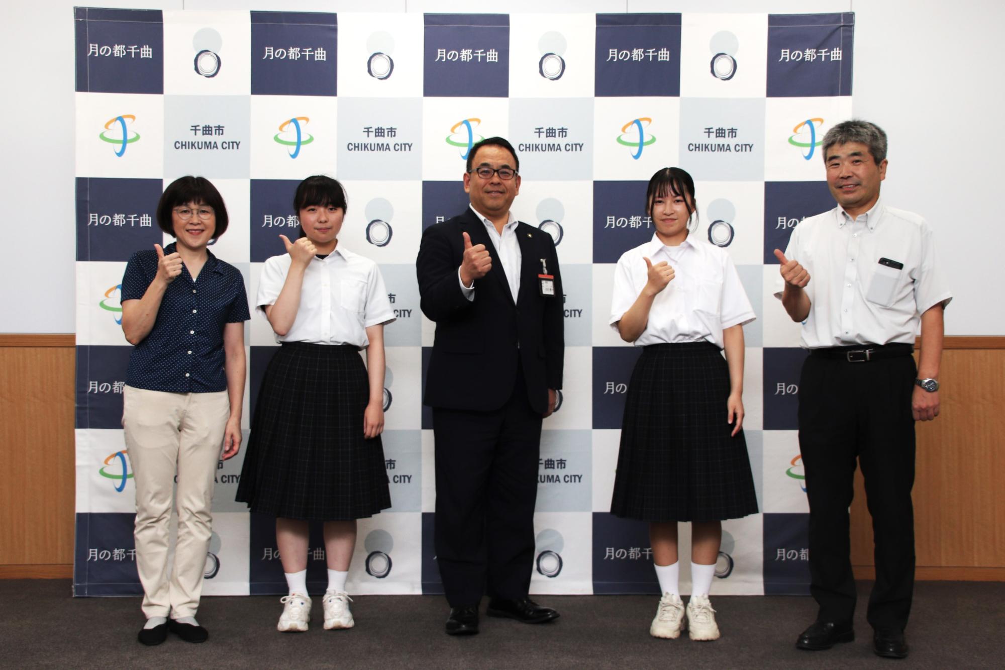 集合写真(左から森川幸江吹奏楽部顧問、北島夢依さん、小川市長、日下未夏さん、柳澤正寿校長)