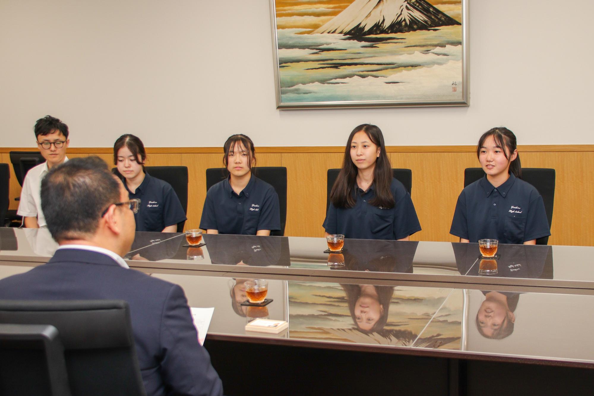 手前が小川市長、奥が屋代高校山岳班女子チーム、対談の様子