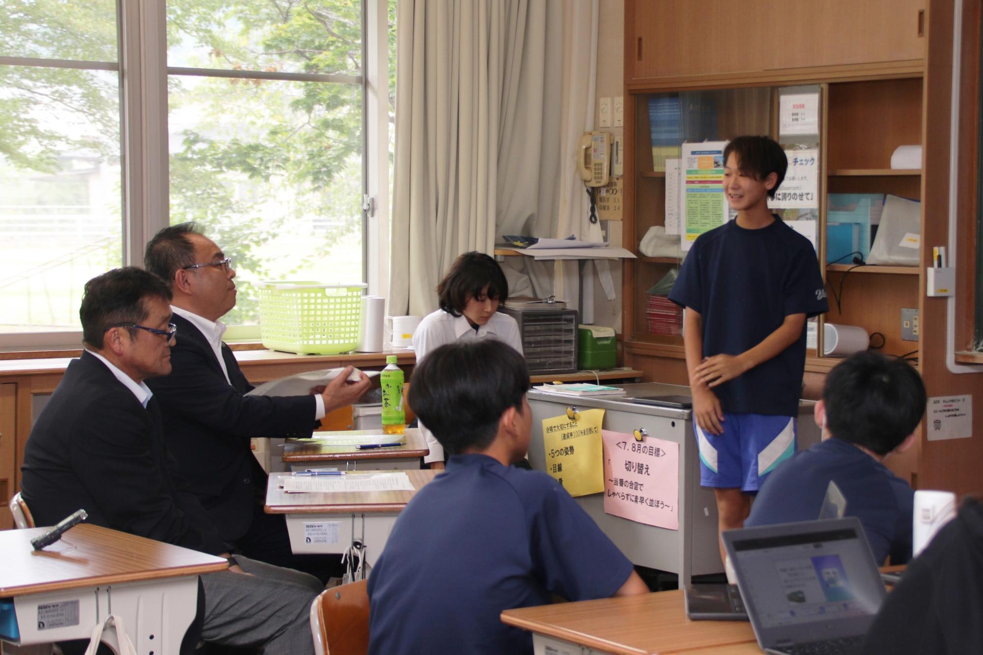グループ責任者と小川市長の会話の様子