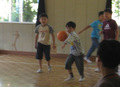 室内で、ボールを追いかけて走っている男の子たちの写真