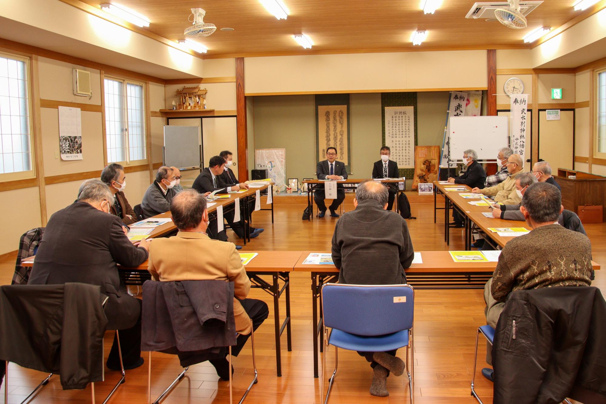 小川市長と中区退任区長会の皆さんと意見交換する様子の写真