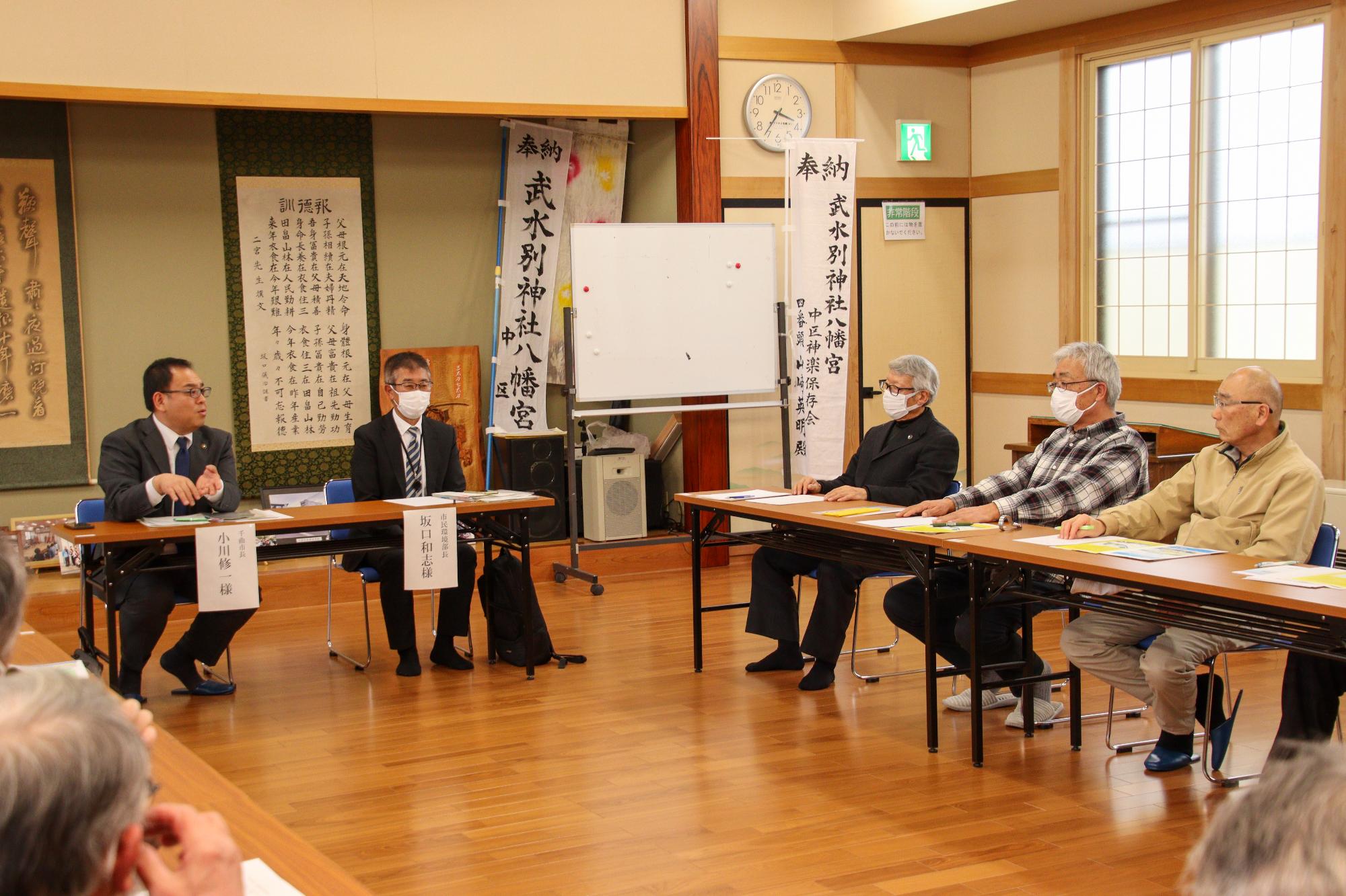 頂いた質問に答える小川市長の様子の写真