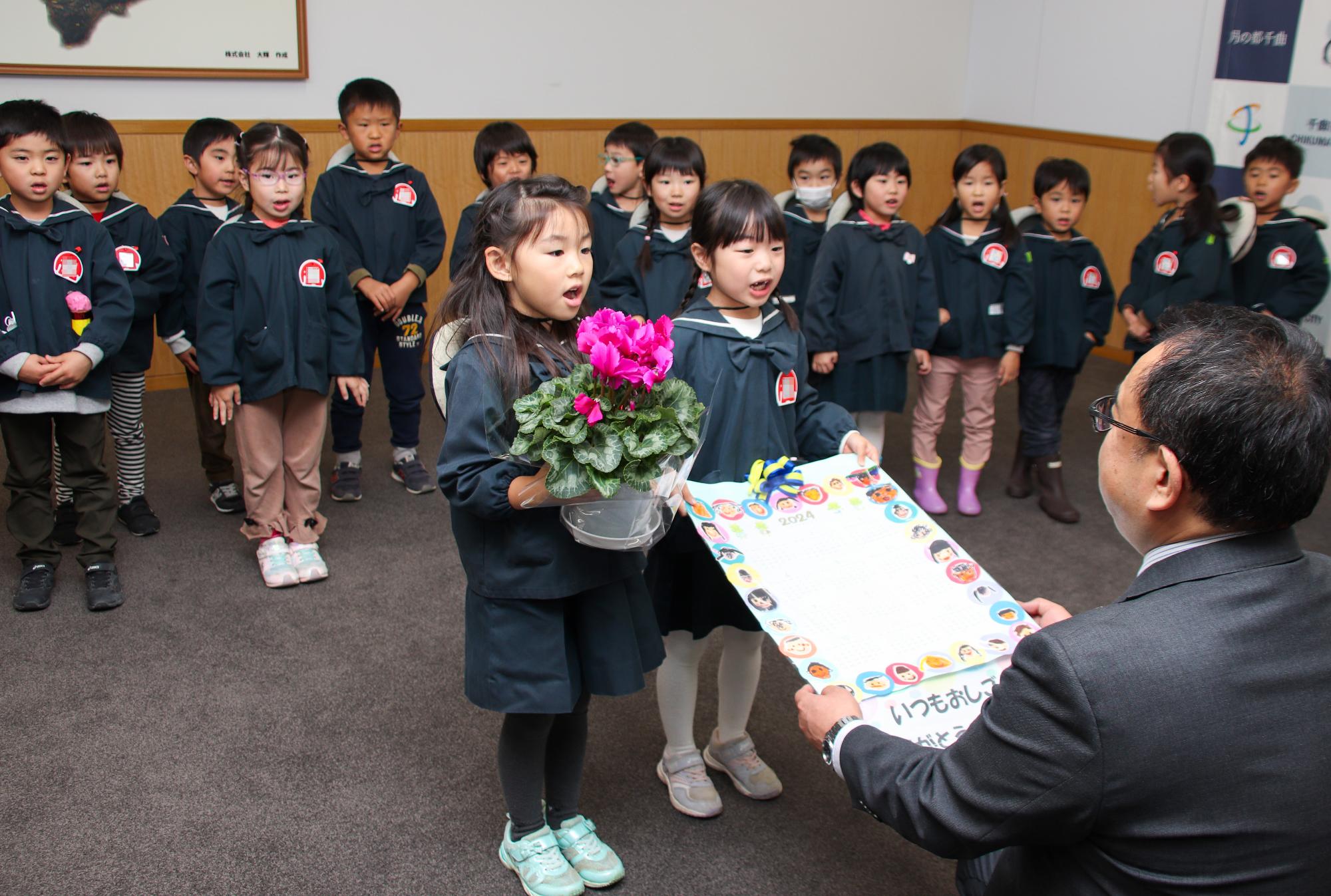 市長へプレゼントするさゆり幼稚園の園児