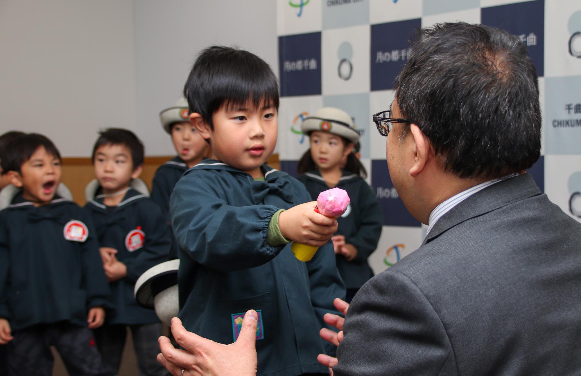 市長へ質問する園児