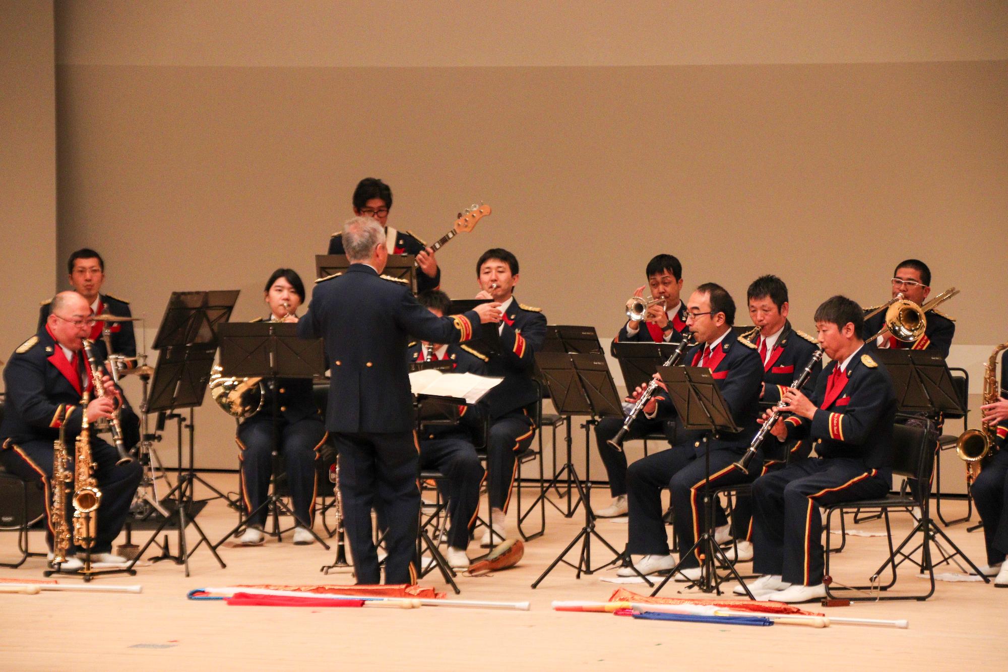 年末特別警戒出発式で演奏する県警音楽隊