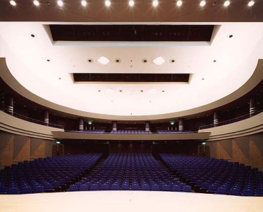 更埴文化会館の大ホールの写真で、ステージから客席方向を撮影した写真。