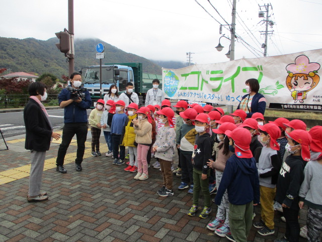 千曲市地球温暖化対策協議会会長のあいさつを聞く園児たち