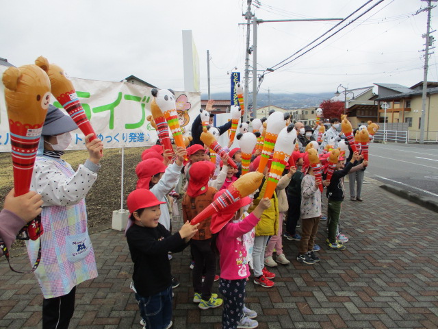 道行くドライバーにエコドライブの呼びかけをする園児たち