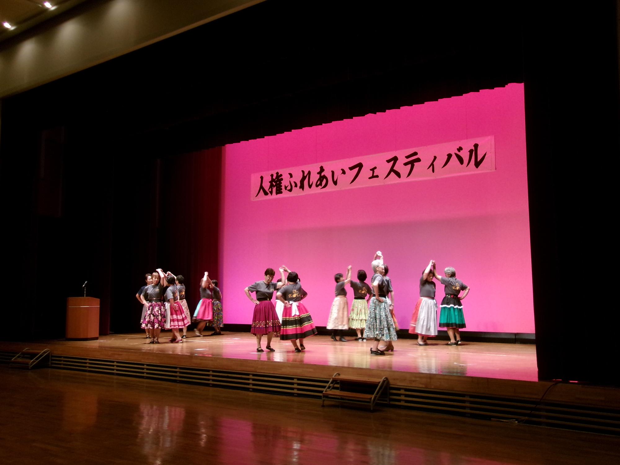 フォークダンスサークル杏のステージ発表の様子