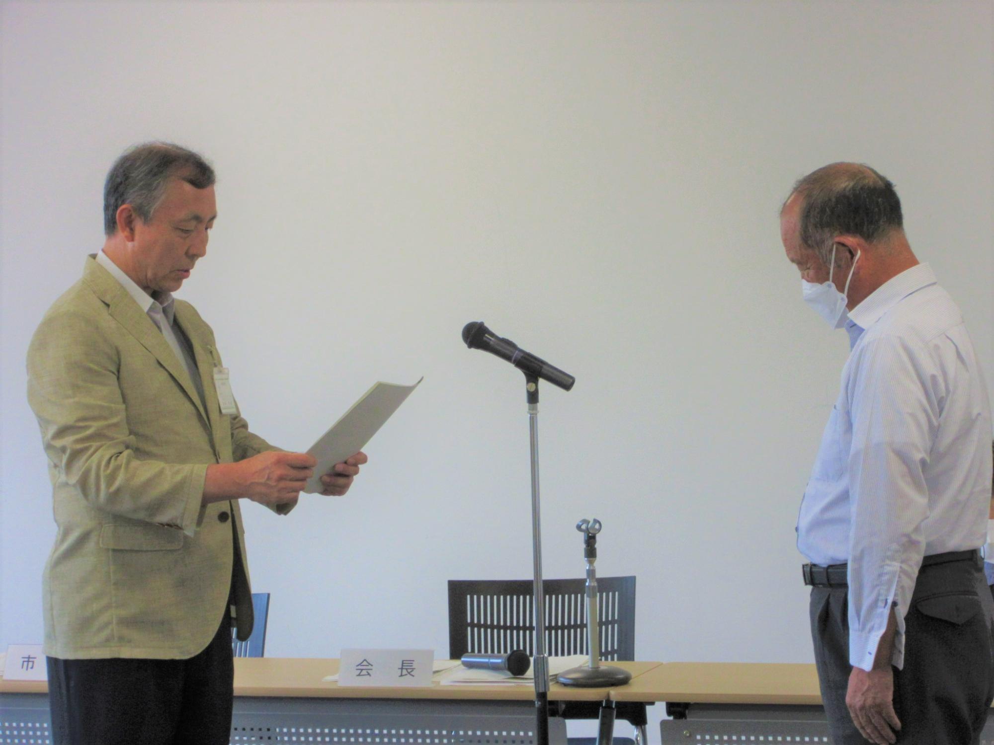 第4次千曲市人権とくらしに関する総合計画策定諮問の様子