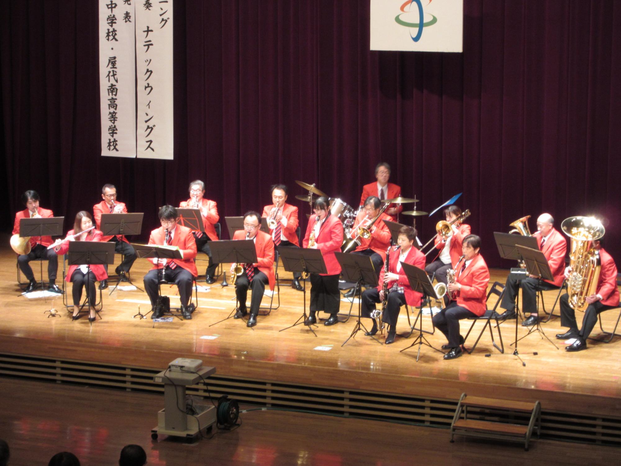 オープニングで吹奏楽の演奏を披露するナテックウィングスの皆さん