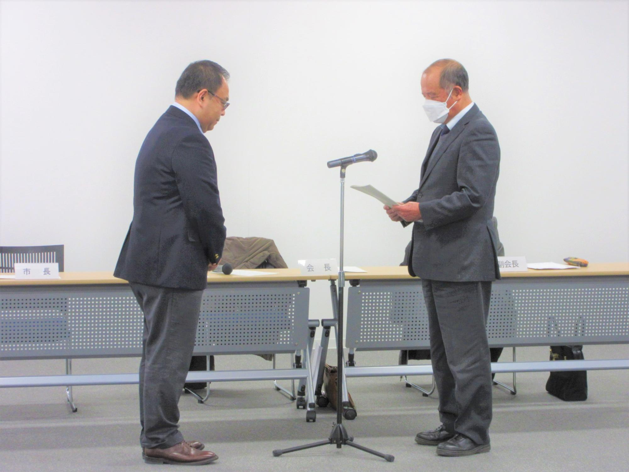 第4次千曲市人権とくらしに関する総合計画案答申の様子