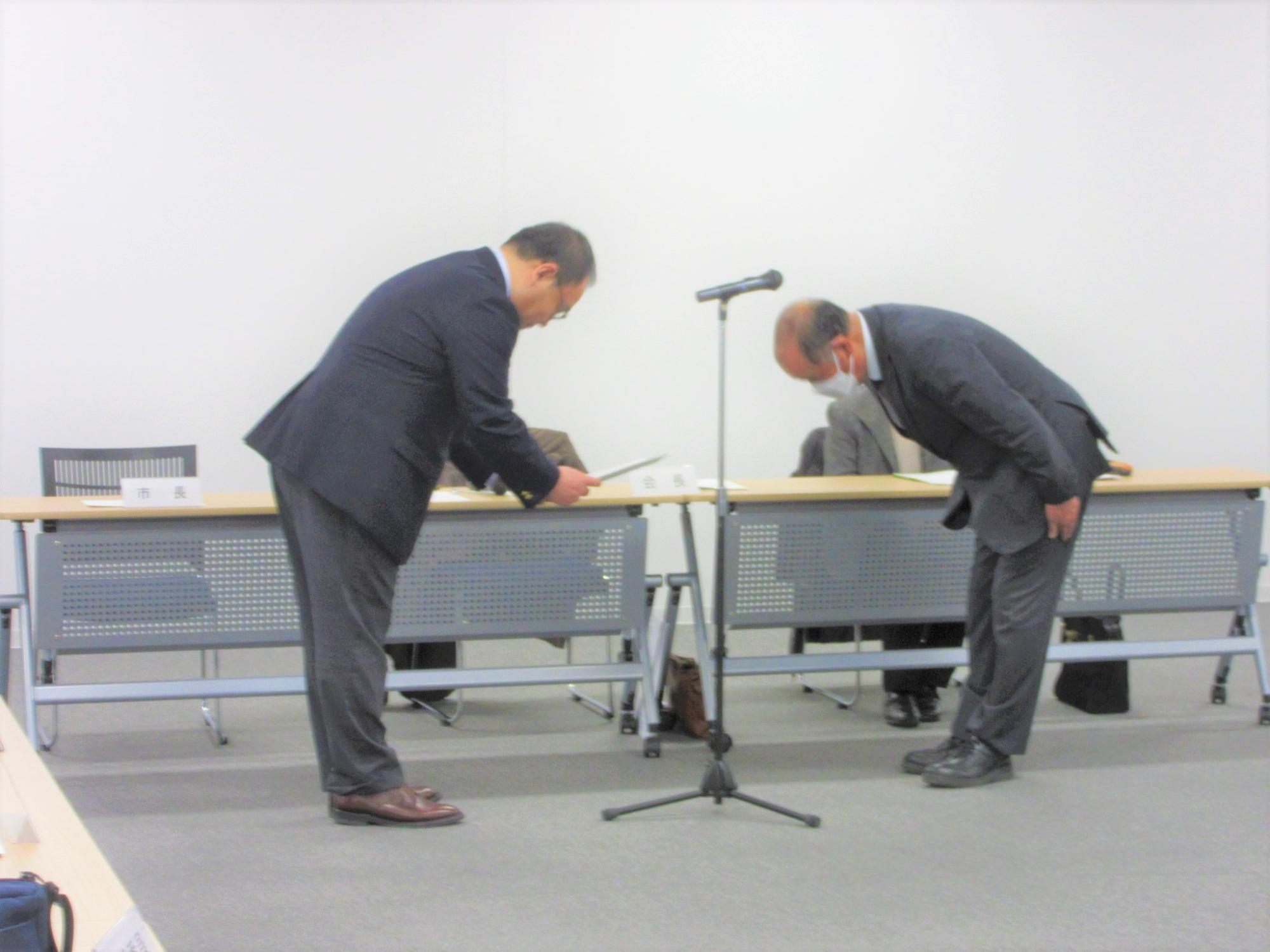 第4次千曲市人権とくらしに関する総合計画案答申の様子