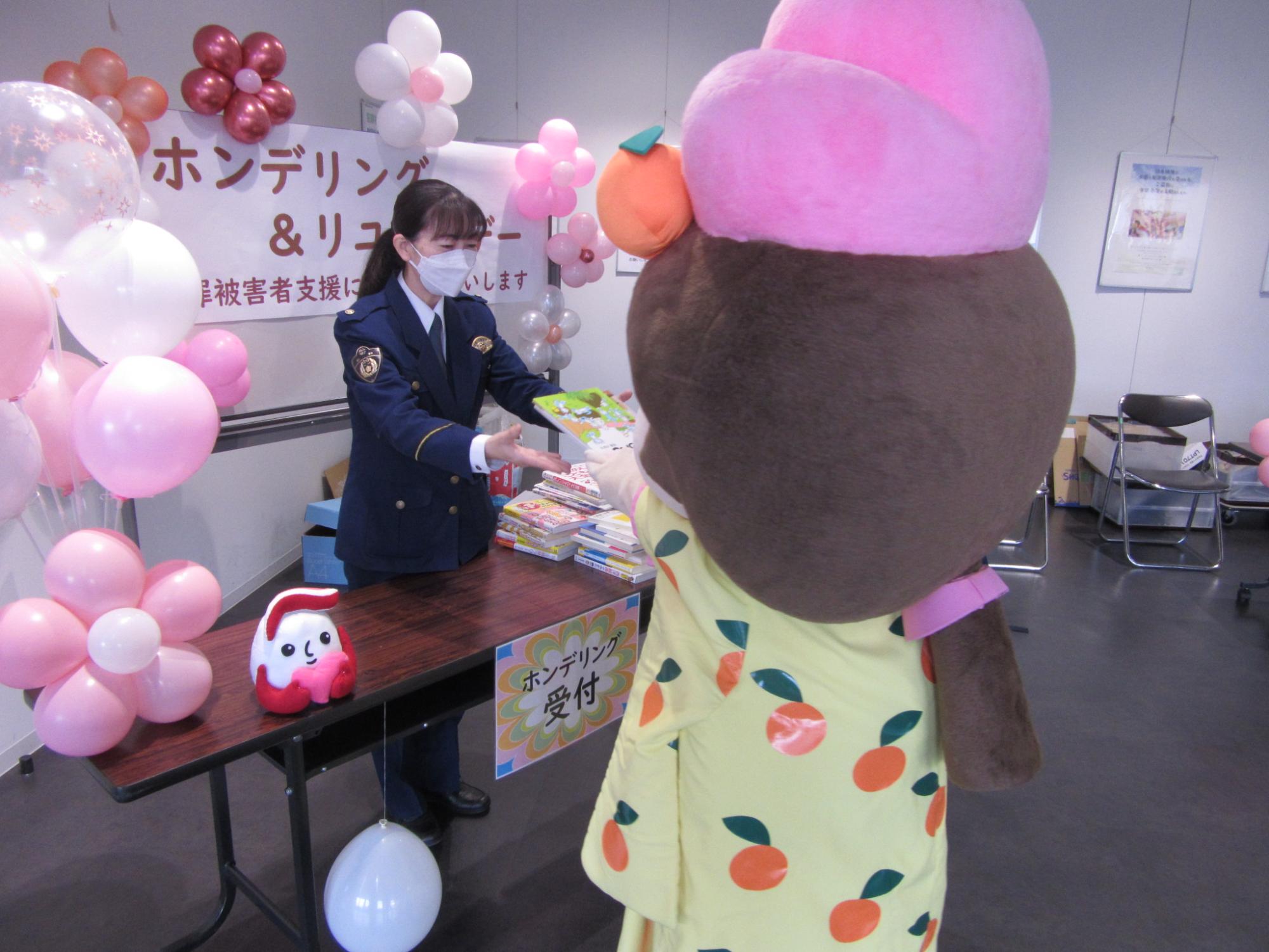あん姫が本を寄付する様子