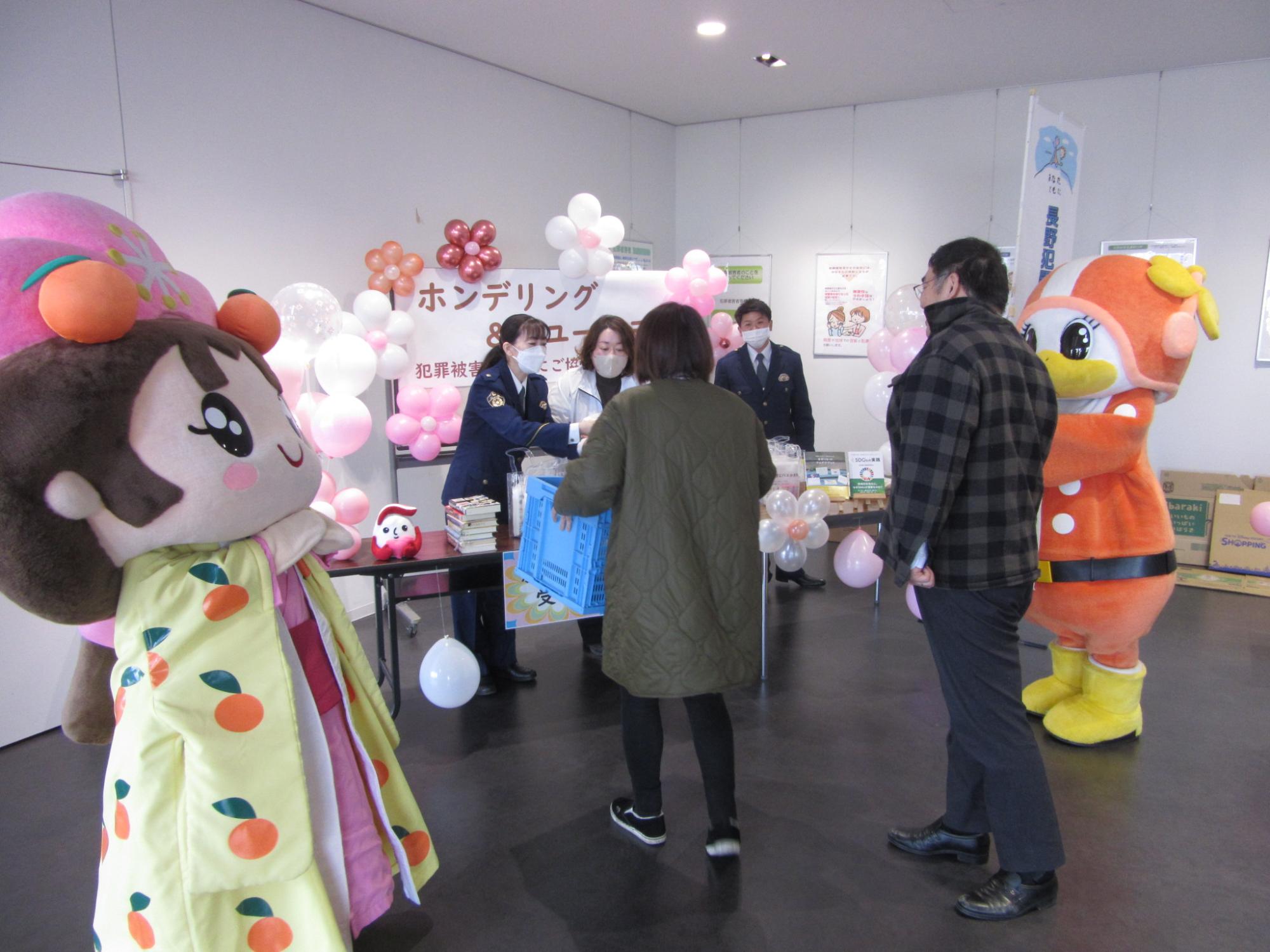市民の方が本を寄付する様子