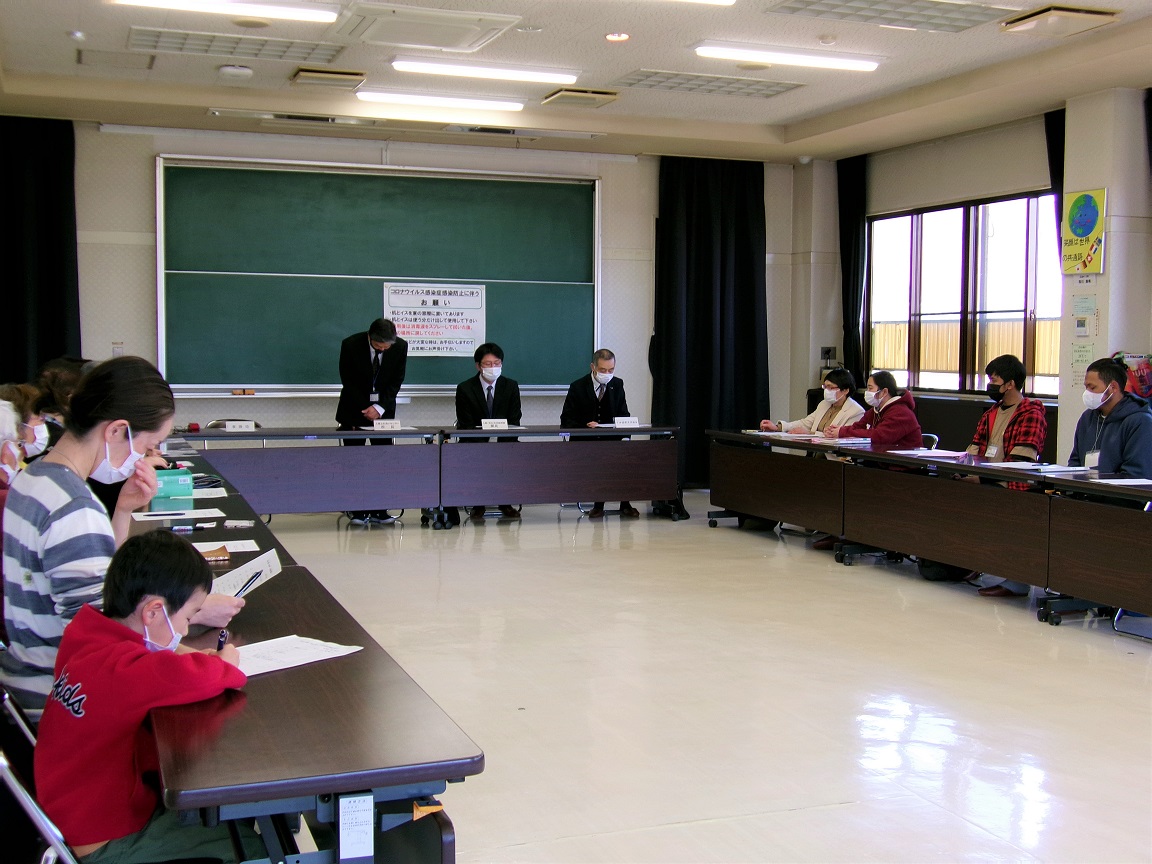 日本語教室の開校式では、日本語教室の開催予定日などを確認しました。