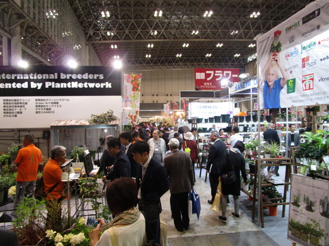 幕張メッセの会場内で様々なブースが出店し、植物の鉢などが所狭しと飾られている写真