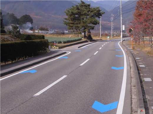 矢羽根型路面標示が塗装された道路