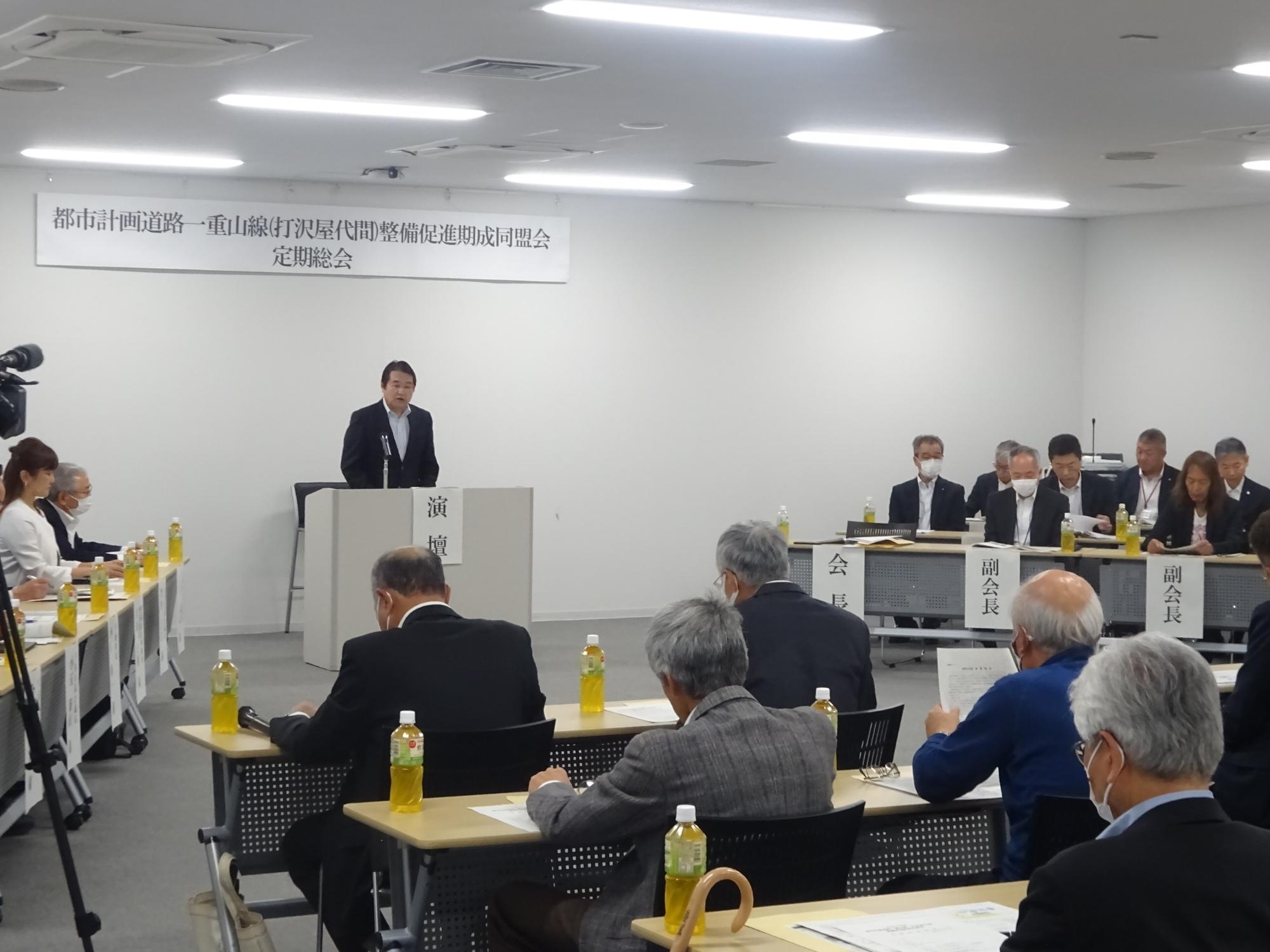 武井会長が開会のあいさつを行っている様子