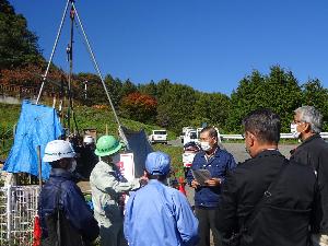 地質調査の現場を見学している様子