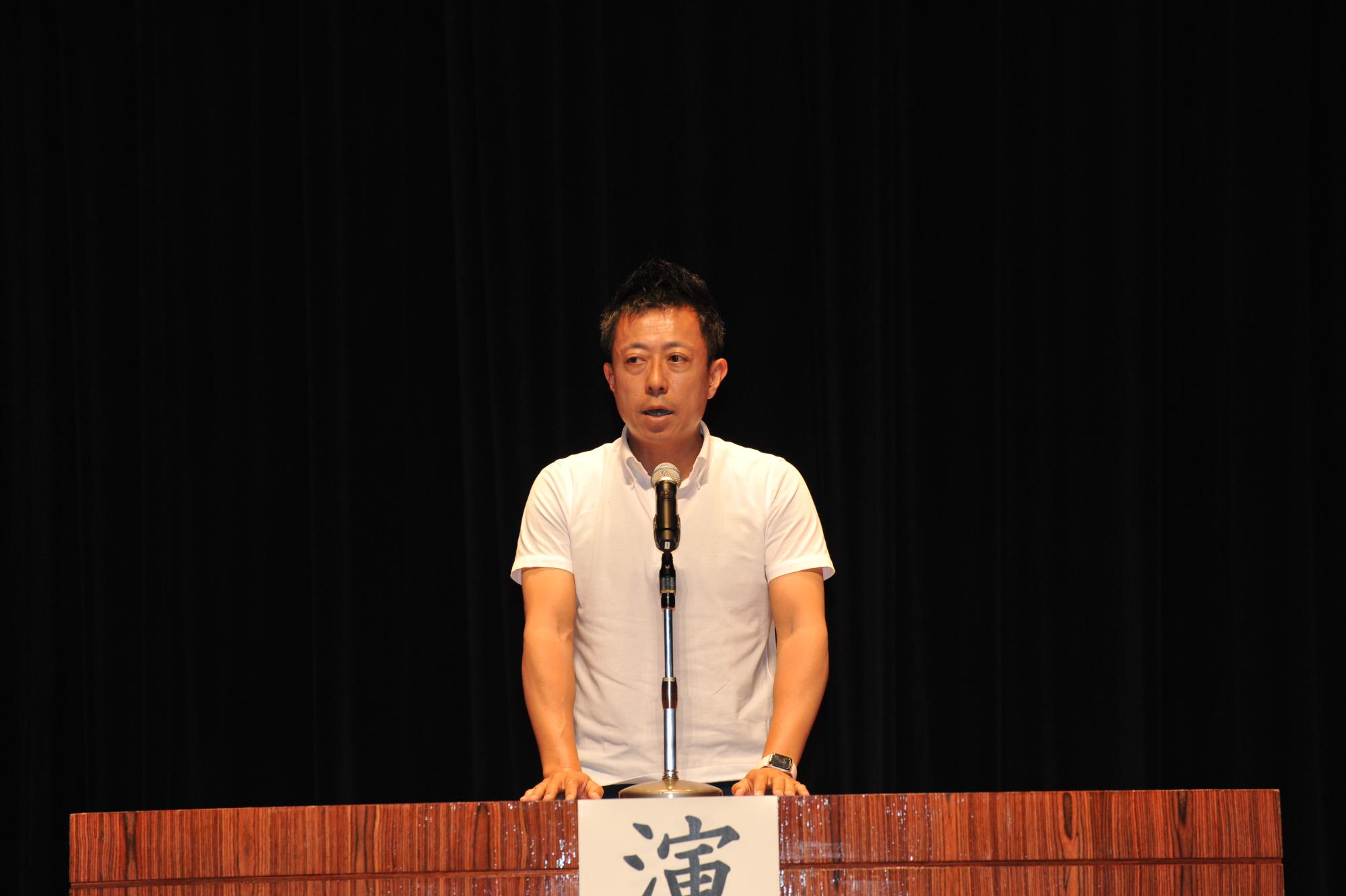 井出庸生衆議院議員にご挨拶いただいている様子