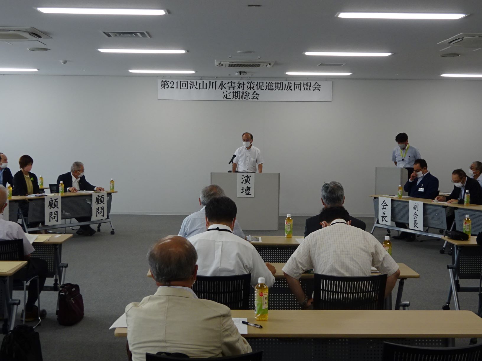 総会が行われている室内の全景写真