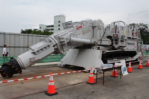 三角コーンが配置された場所に停車している重機の写真