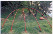 5本の赤いアーチ状のオブジェが組み合わさったモニュメントの写真