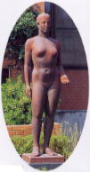 肉付きのよい女性の裸体が象られたモニュメントの写真