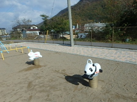 パンダとうさぎの遊具が並んでいる公園の一角の写真