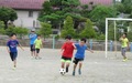 グラウンドでサッカーをして遊んでいる生徒たちの写真