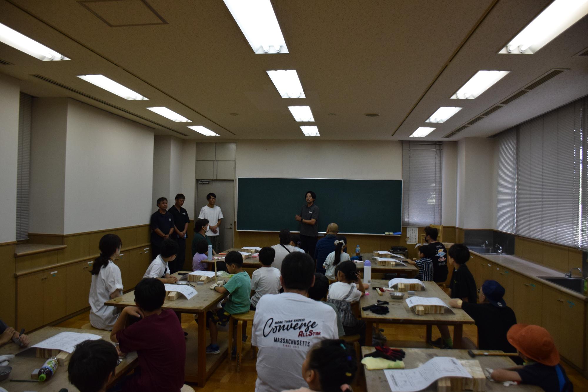 先生の説明を聞きます