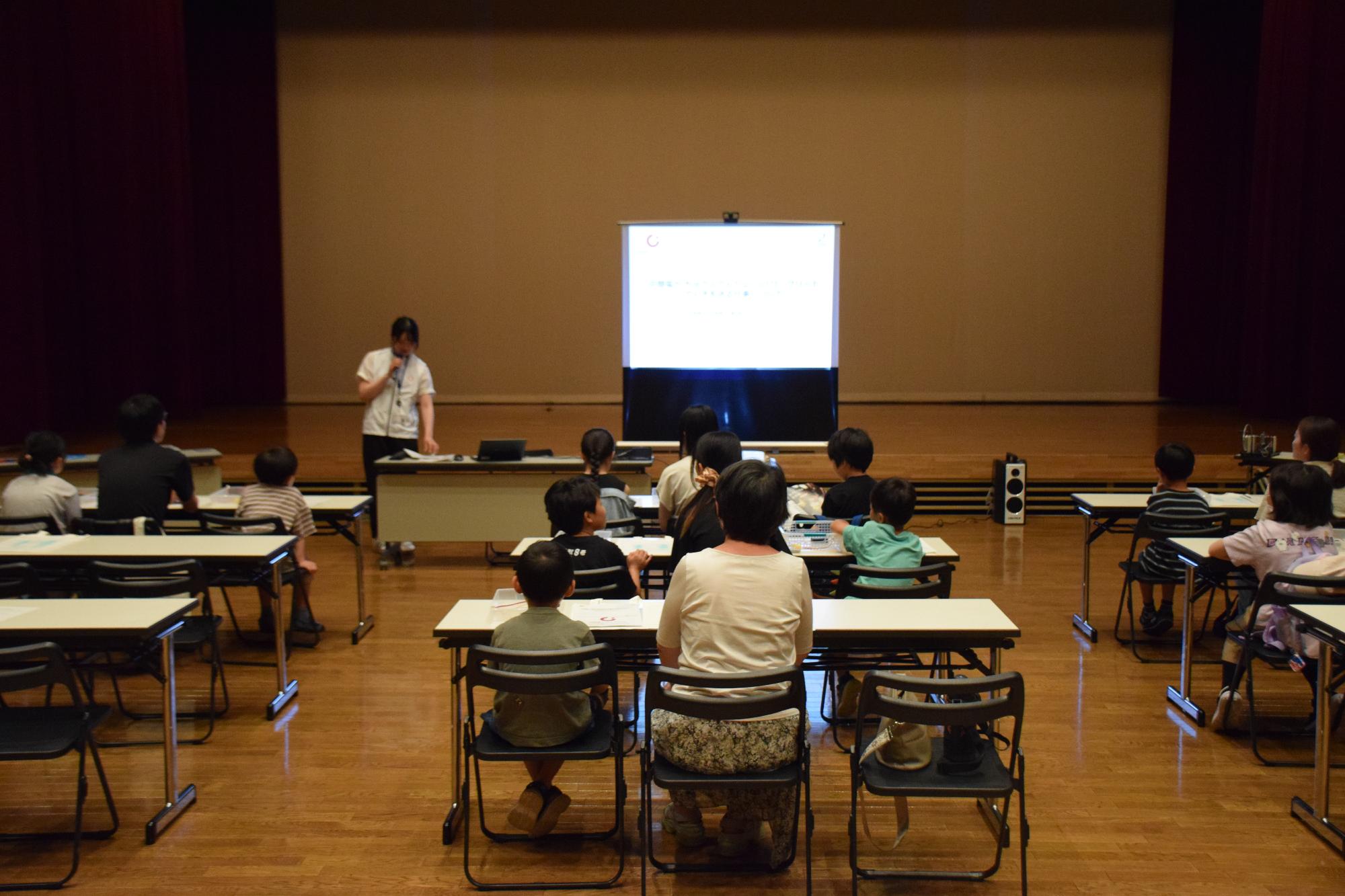 講師の説明を聞きます