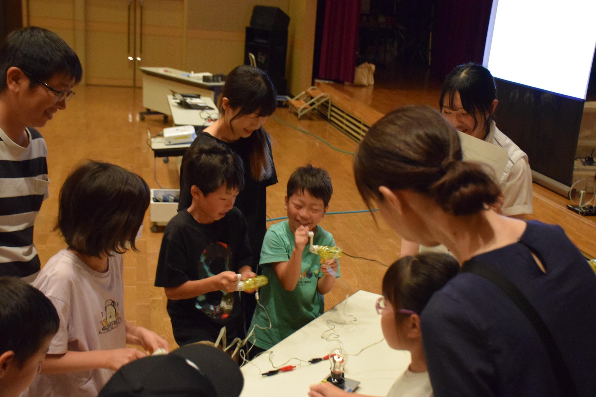手回し発電機で電球が点灯！