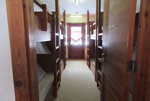 木造の2段ベッドが使われた宿泊室を横90度にした写真