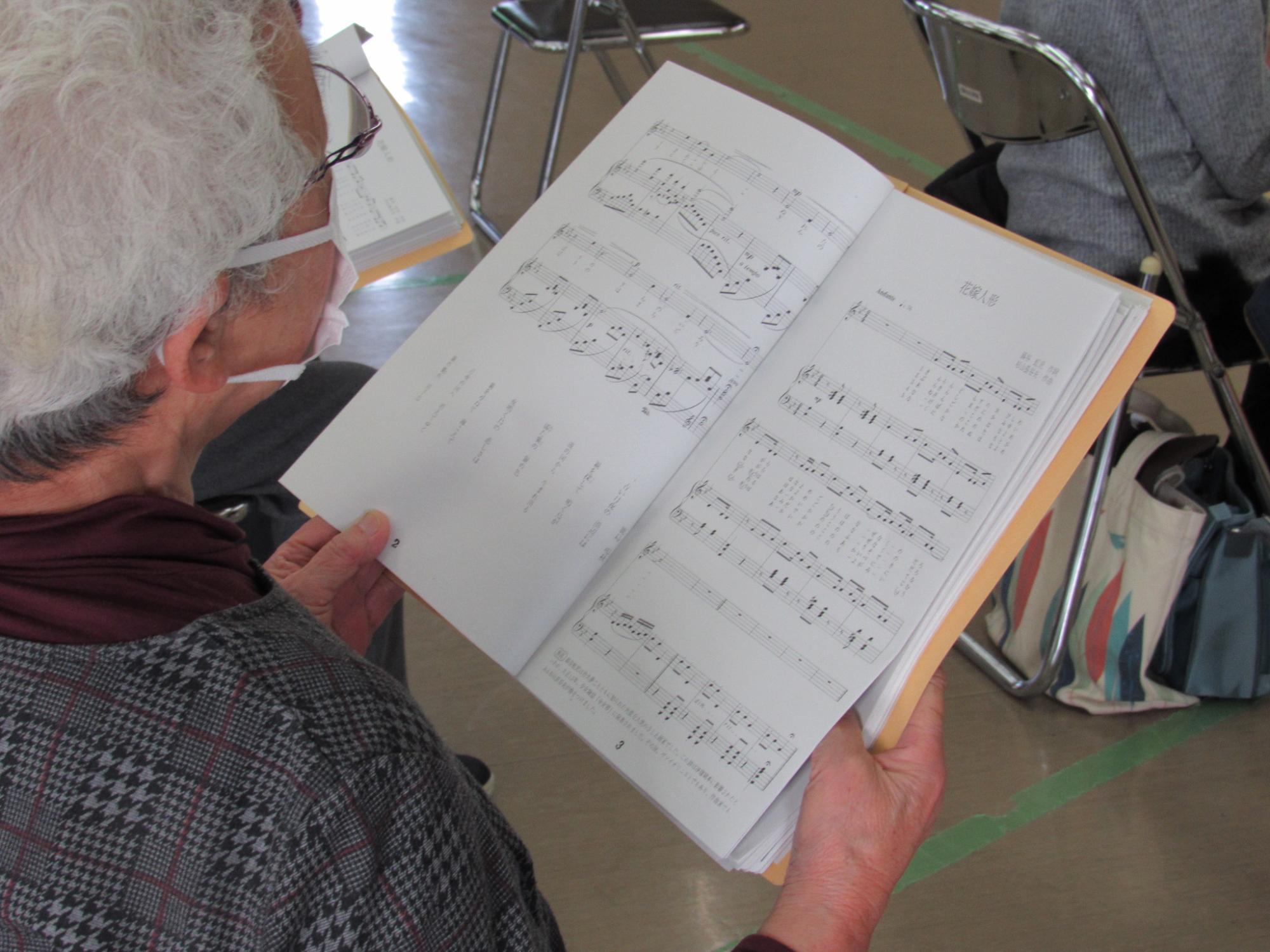 楽譜を見ながら歌います