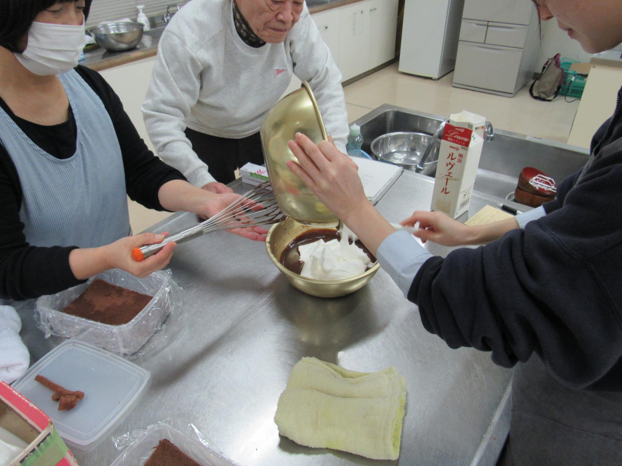 クリームを混ぜ合わせます