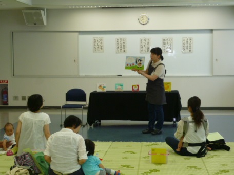 絵本プレゼント会の会場の様子01
