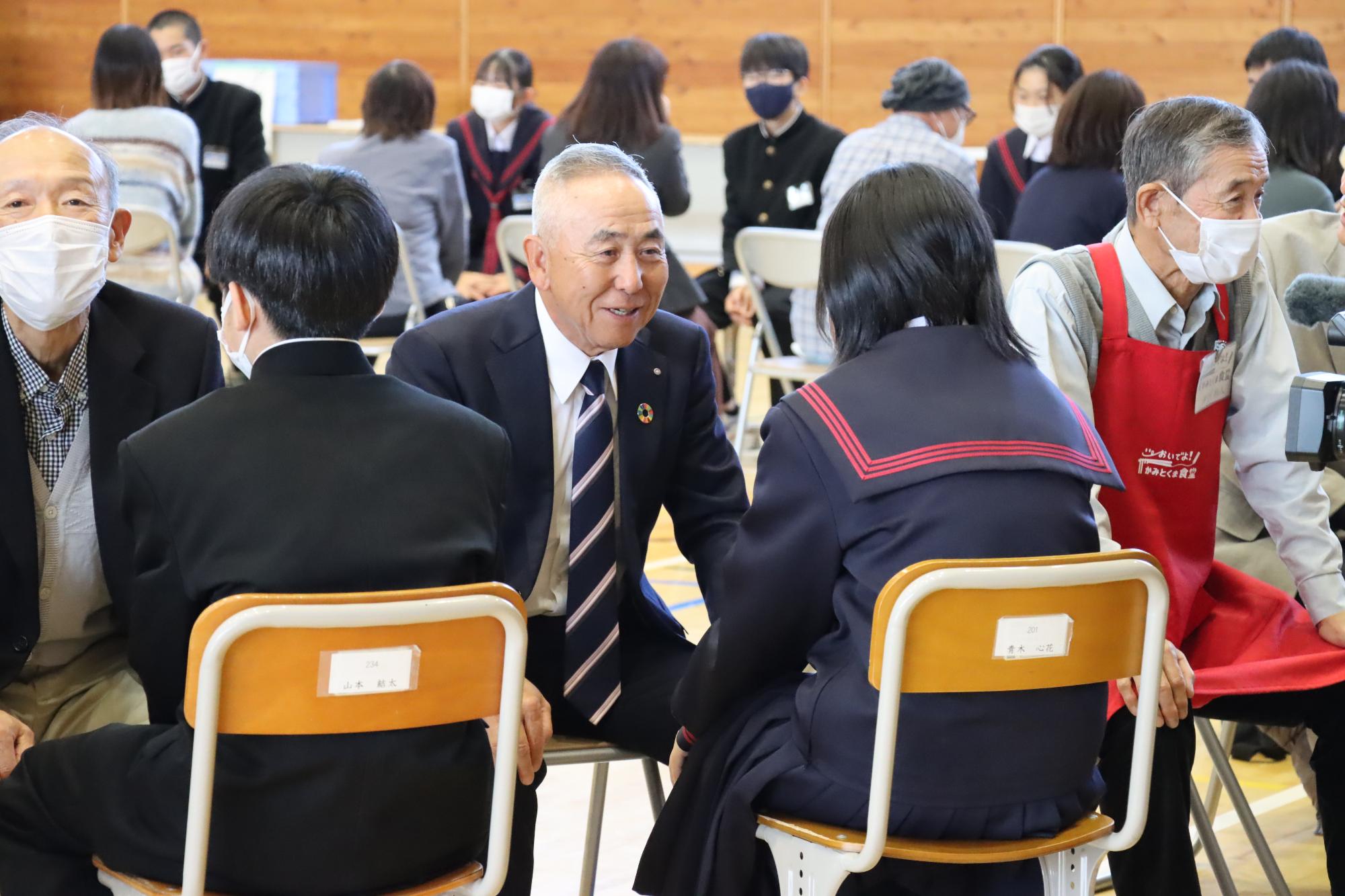 テーマに対して大人も真剣に話しています