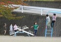 雲梯やシーソーなどの遊具で遊ぶ生徒たちの写真
