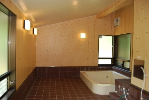 屋根が斜めになっている浴室の写真