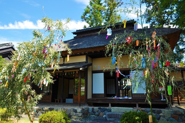 隠居屋前に飾られた七夕飾り