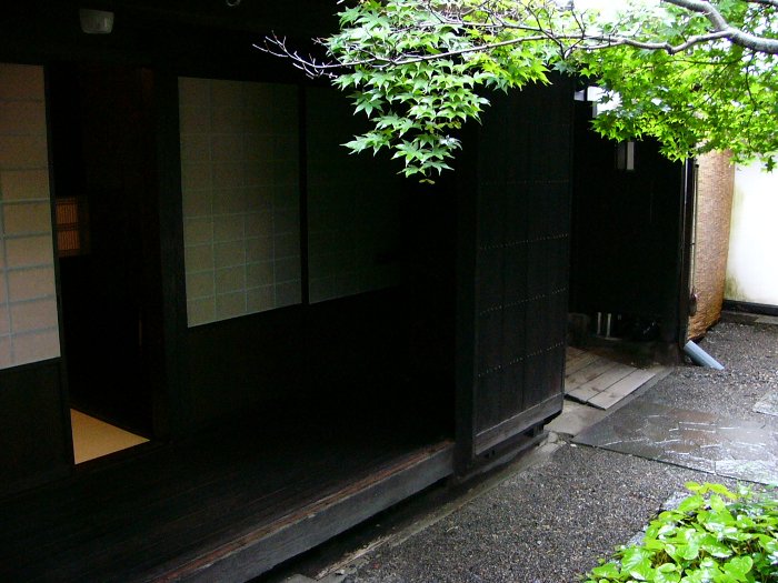庭の緑が鮮やかな主屋の縁側を映した写真 拡大画像