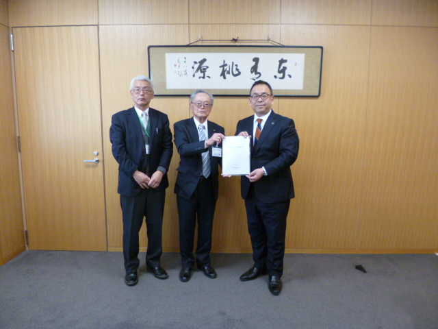 渡した意見書を手にして、会長、市長、会長代理、の3人で記念撮影