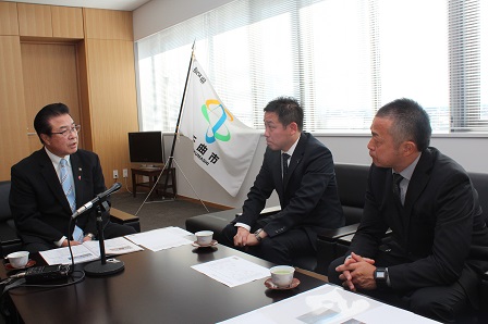 市長と冨松さん、塚口さんが椅子に座ってお話している写真