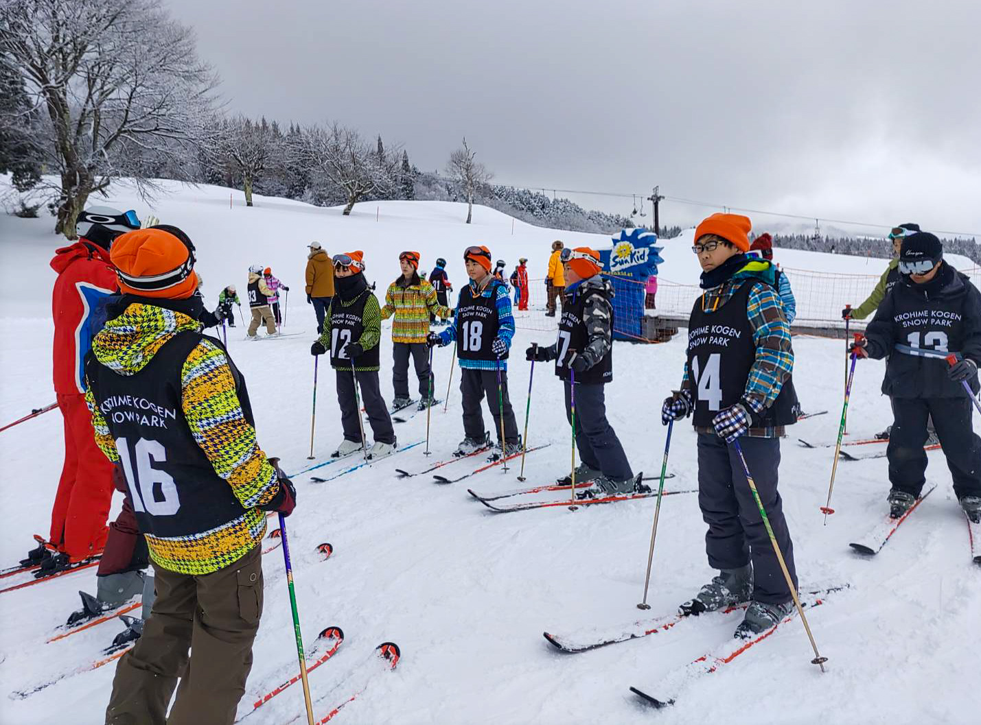 黒姫高原スキー場でスキーを楽しむ宇和島市と千曲市の児童