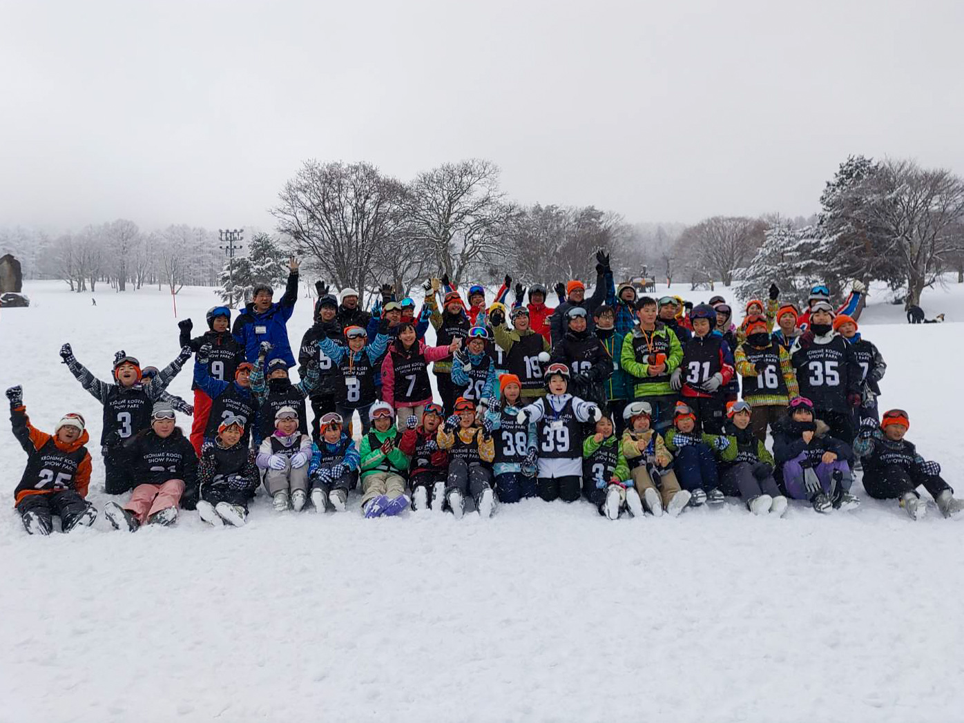 黒姫高原スキー場で記念撮影した宇和島市と千曲市の児童