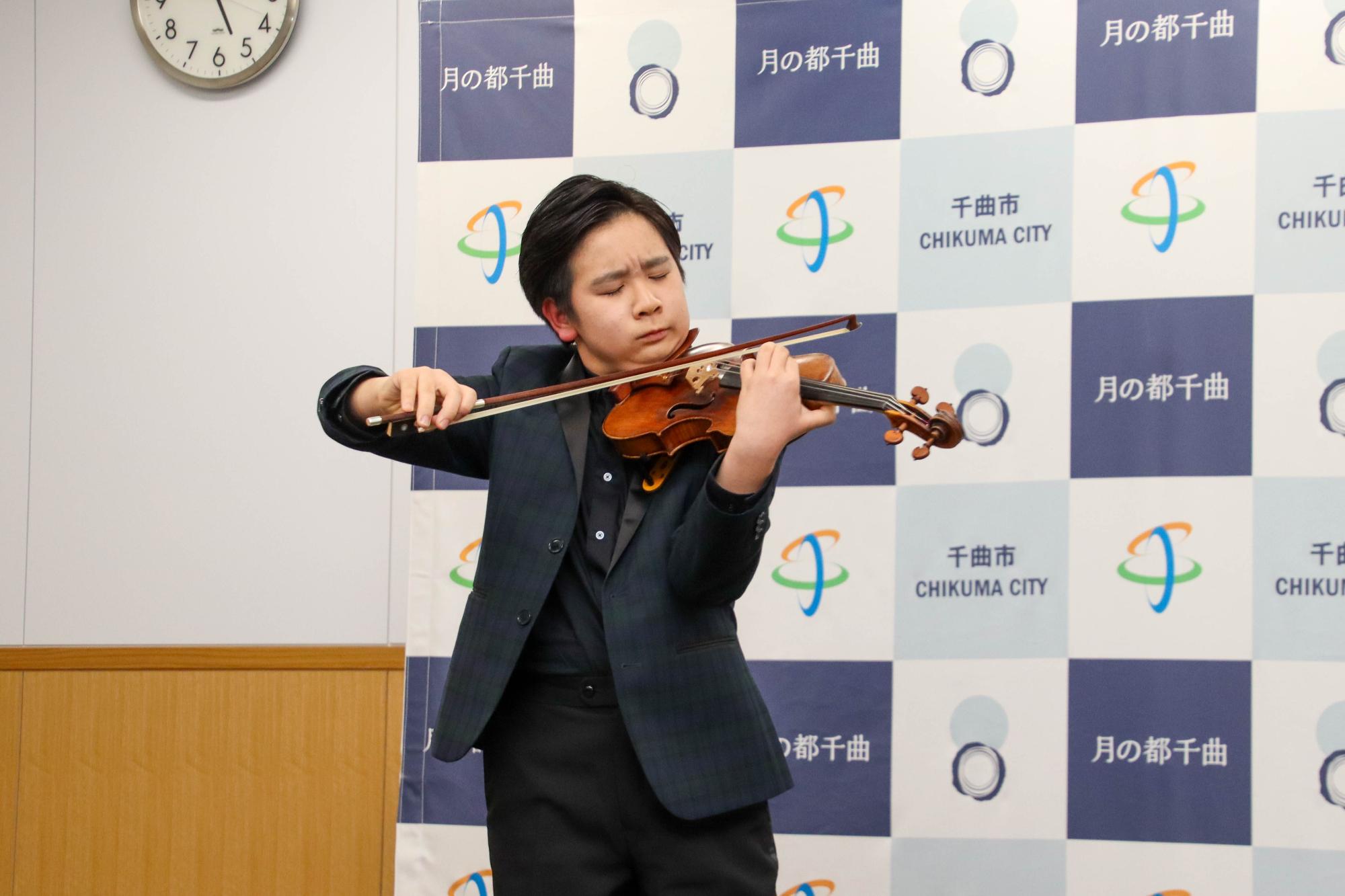 バイオリンを演奏する小出岳悠さん