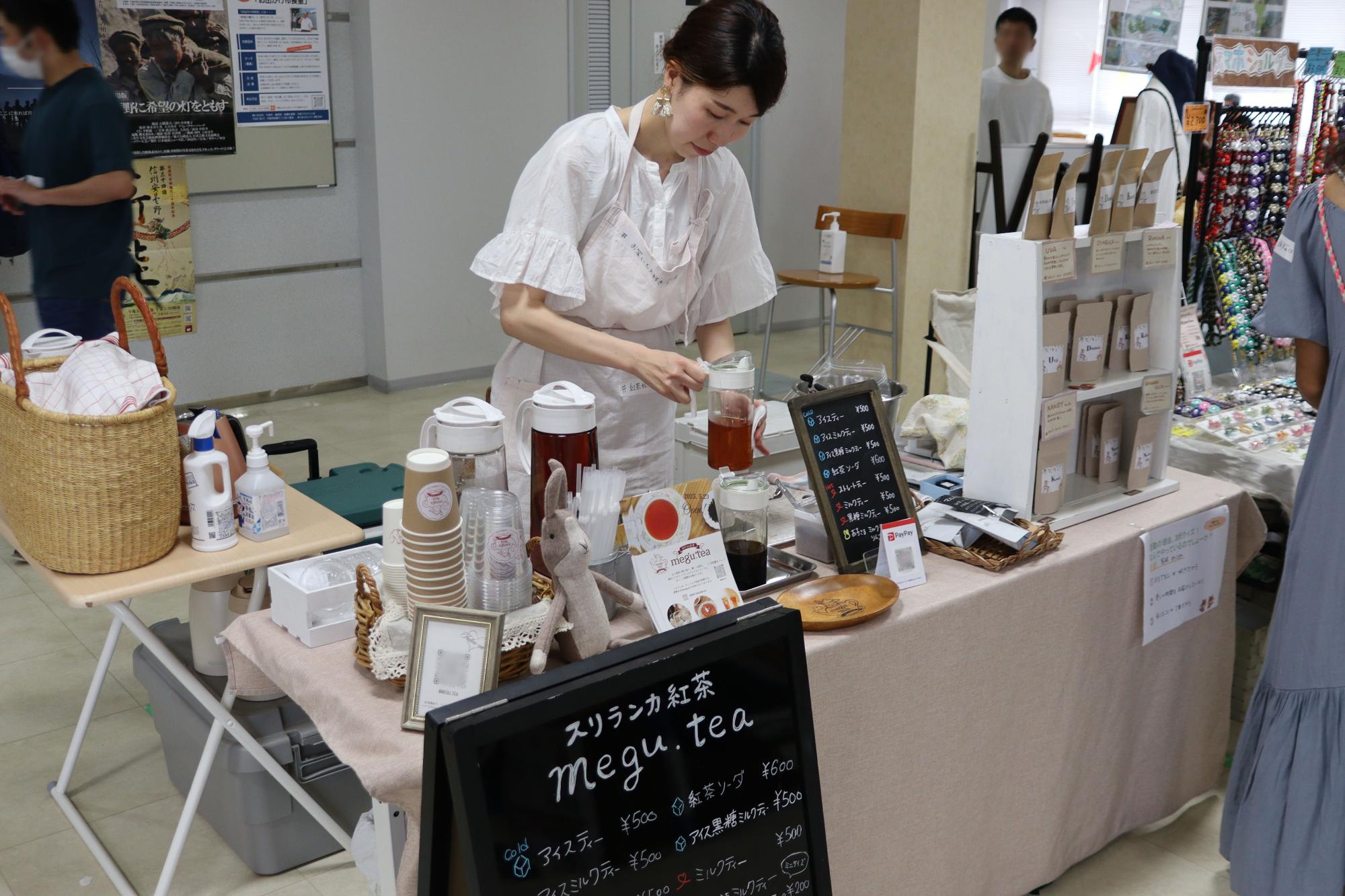 紅茶を販売している様子